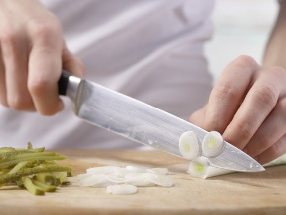 Маринованные огурцы нарежьте на полоски. Лук-батун очистите, помойте и нарежьте кольцами.