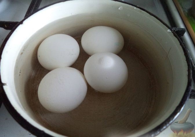 Яйца сварить вкрутую (10 минут после закипания), остудить в холодной воде.