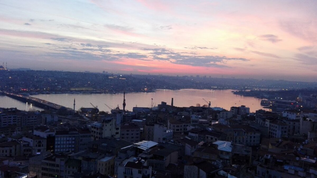 Вид на вечерний Стамбул с Галатской башни