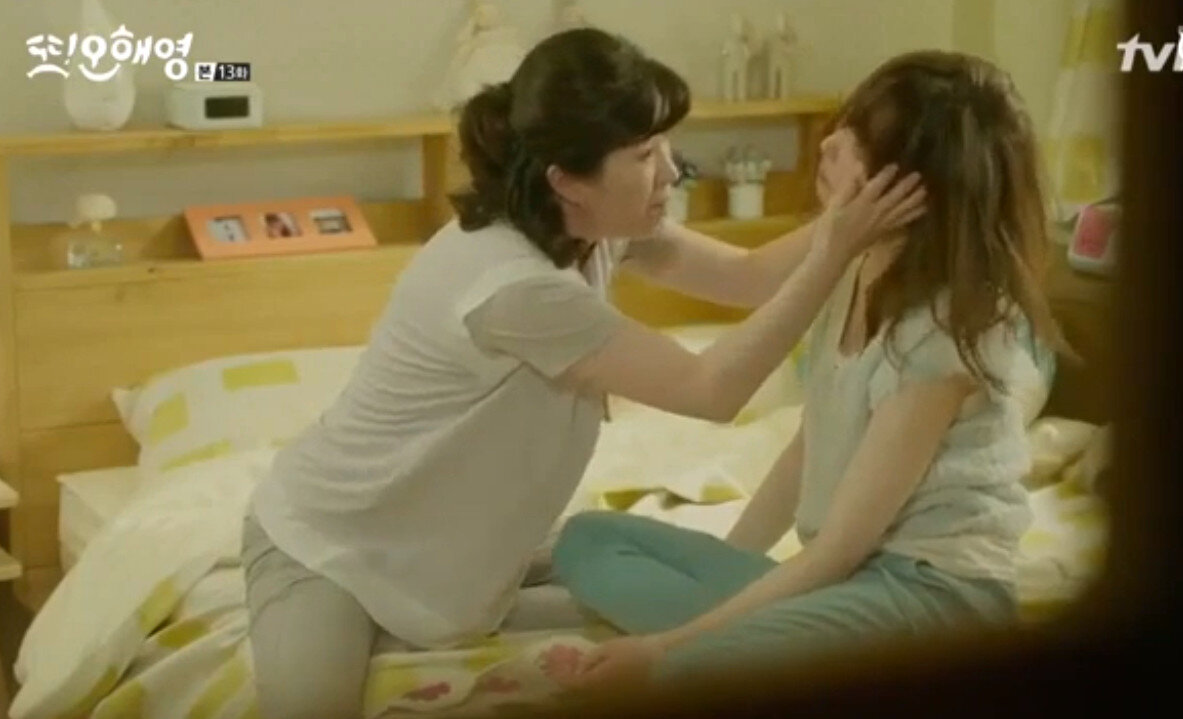 Мама героини пытается привести её в чувство