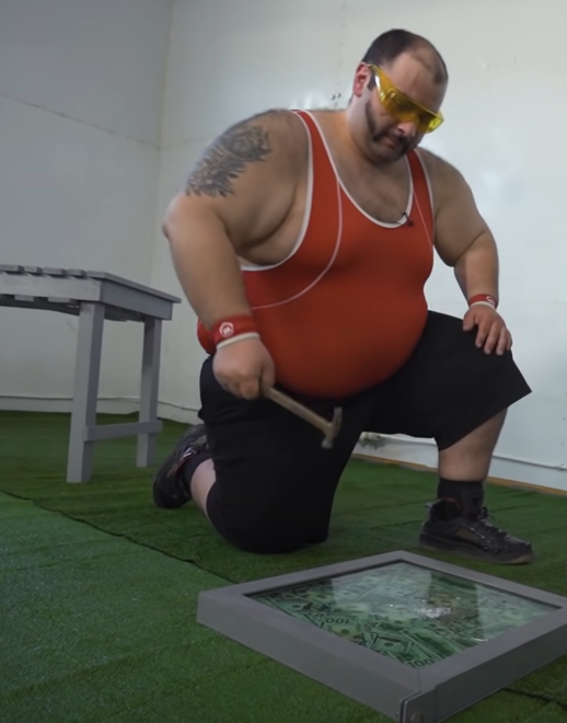 Попытка разрушить стекло молотком