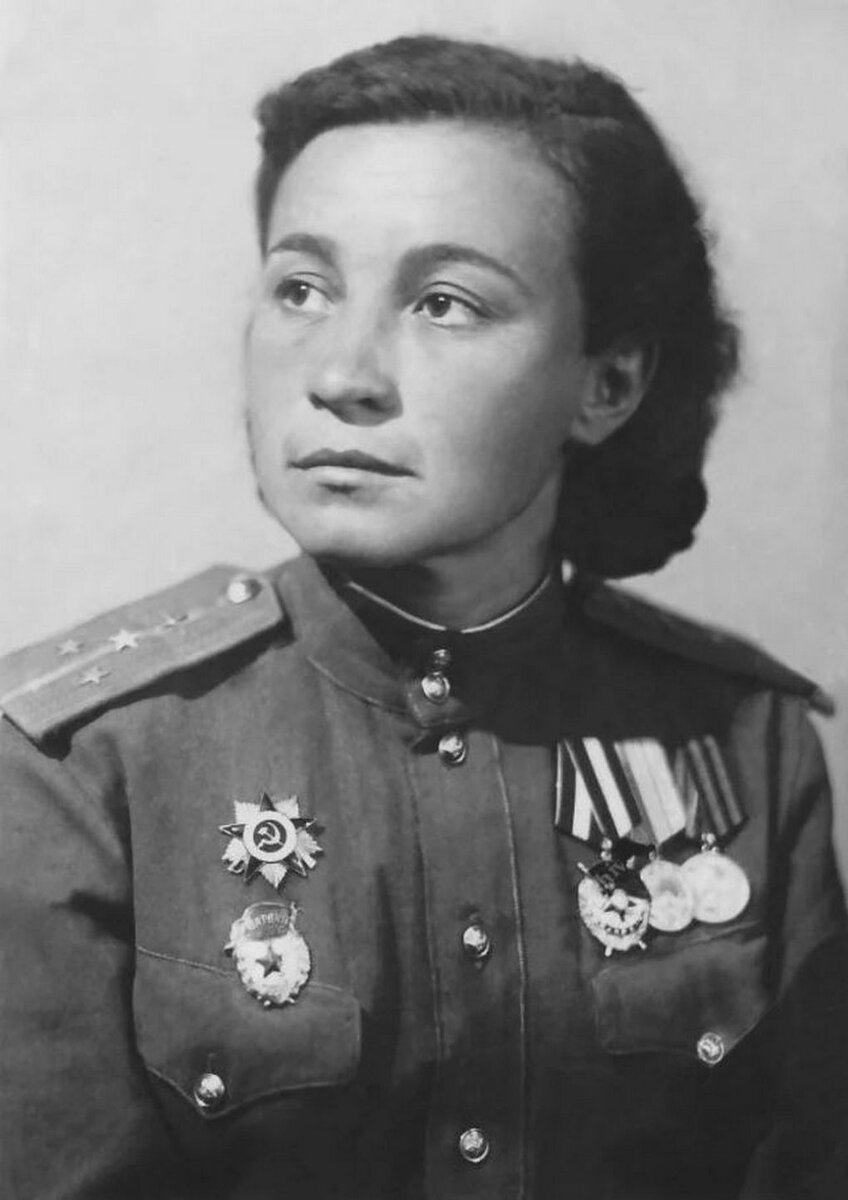 Степанова Зинаида Петровна -  гв. ст. лейтенант администр. службы (переводчик)  развед. отдела штакор 14 ск ЛенФ.  Награждена Орденами Красного Знамени, Отечественной войны I и II степени, Красной Звезды, медаль «За боевые заслуги». Источник фото https://avatars.mds.yandex.net/get-zen_doc/1936915/pub_5d003585fa18d900ac1ff000_5d0036d4bd0a0f00ad74d45d/scale_1200  