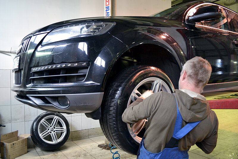 http://spb-audi.ru/audi-q7-zamena-tormoznyix-kolodok/