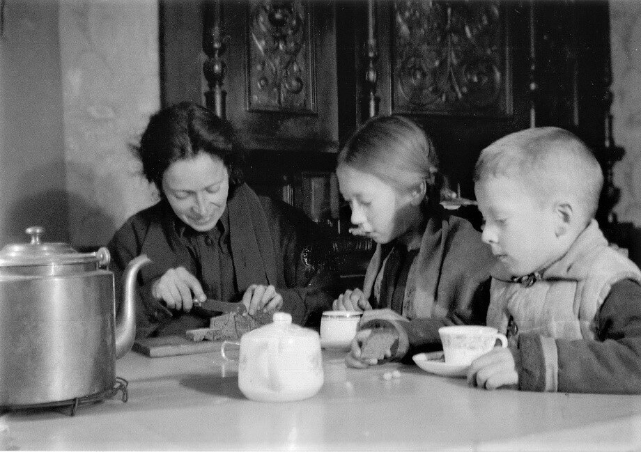 Редкая фотография. Никитина Нина Михайловна и её дети Наташа и Миша Ленинград. Блокада . 1942