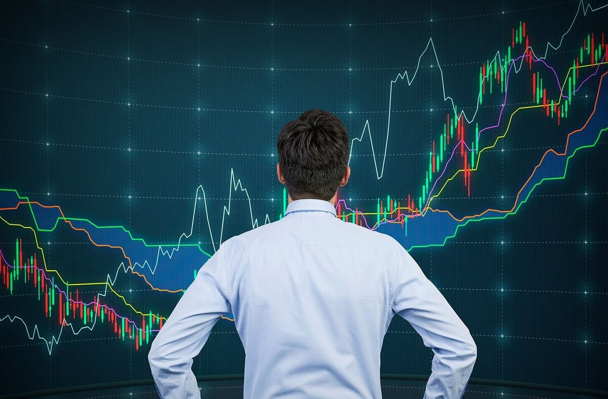 Трейдер смотрит на экран с графиком.