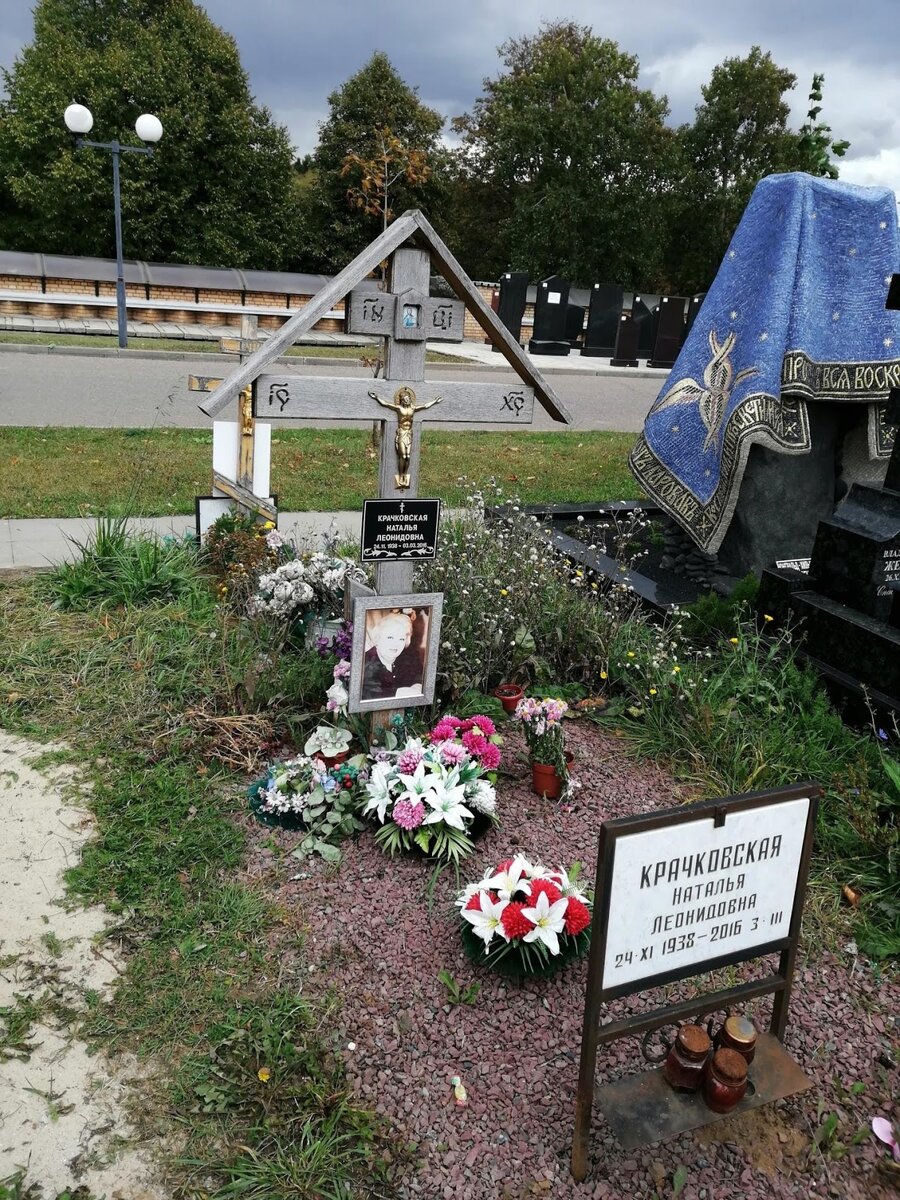 Могила Натальи Крачковской памятник. Красивые могилы на Троекуровском кладбище.