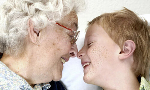 Цифры, приведенные в статье, нельзя назвать истиной «в первой инстанции», но такие исследования проводились, и они подтвердили, что без общения с внуками бабушки и дедушки старели буквально на глазах и быстро умирали. 
