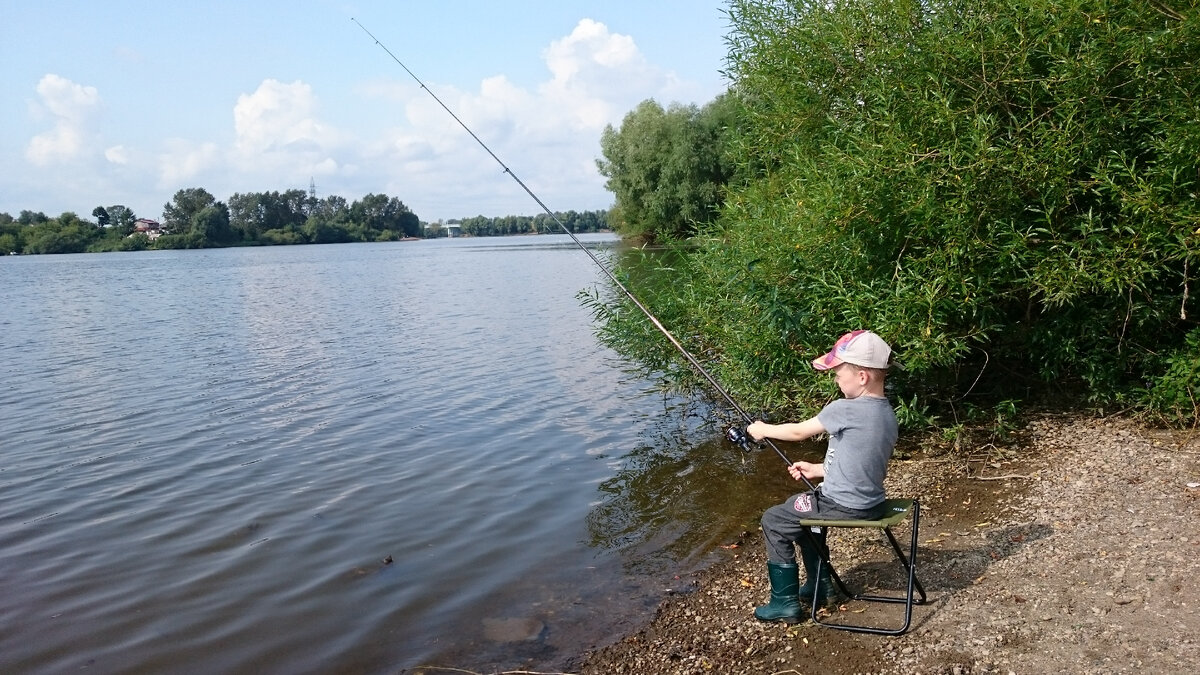 Ходят с папой на рыбалку