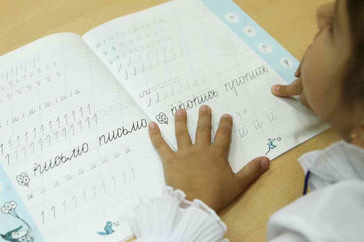 на парте 5 тетрадей и 3
