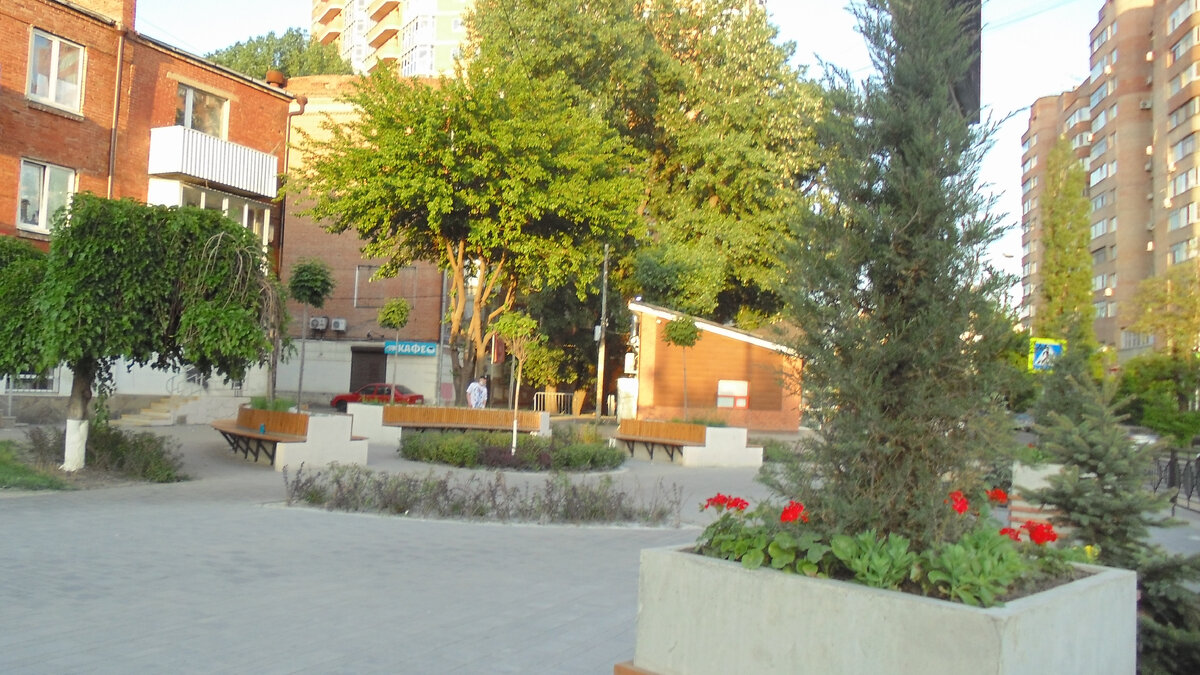 Фотоснимок сделан автором. Обычный городской пейзаж. Тот самый момент, когда чувство долга у руководства района совпало с ощущением неотвратимости наказания за неиспользованные бюджетные средства.