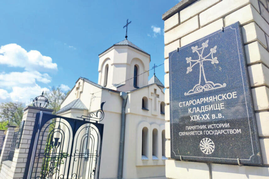 Староармянское кладбище одно из немногих в Симферополе имеет и ограждение, и охрану. Фото: Михаил Гладчук 
