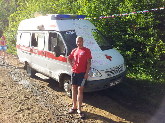 Константин Борисенко работает водителем на станции скорой помощи Карпинска