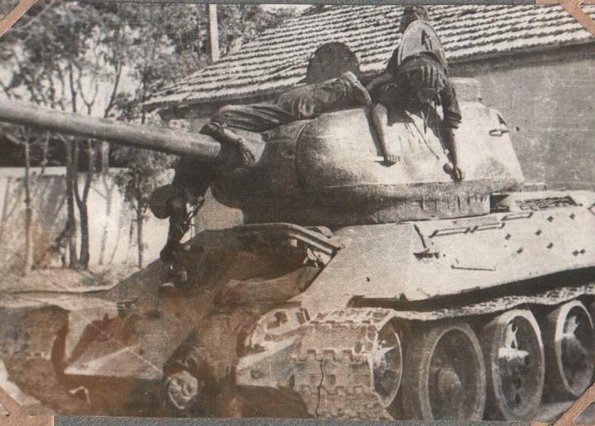 На фото. Имитация для дембельского альбома танкистов из учебного центра ВДД.