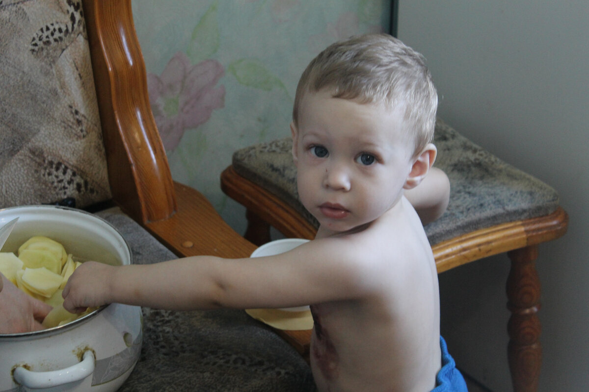 Это мы с братом помогаем готовить.