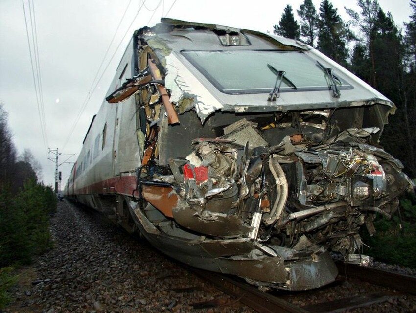 1. Высокоскоростной электропоезд Sm6 Allegro, пострадавший при столкновении с лосём