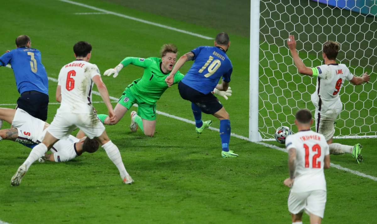 Ветеран сборной Италии Леонардо Бонуччи оказался в нужный момент в нужном месте. Фото: globallookpress