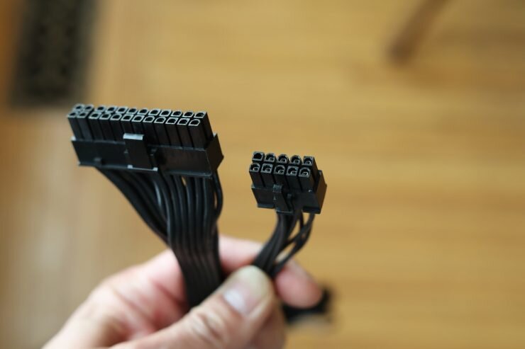 24-контактный разъем питания по сравнению с разъемом питания ATX12VO (Источник: PCWorld)