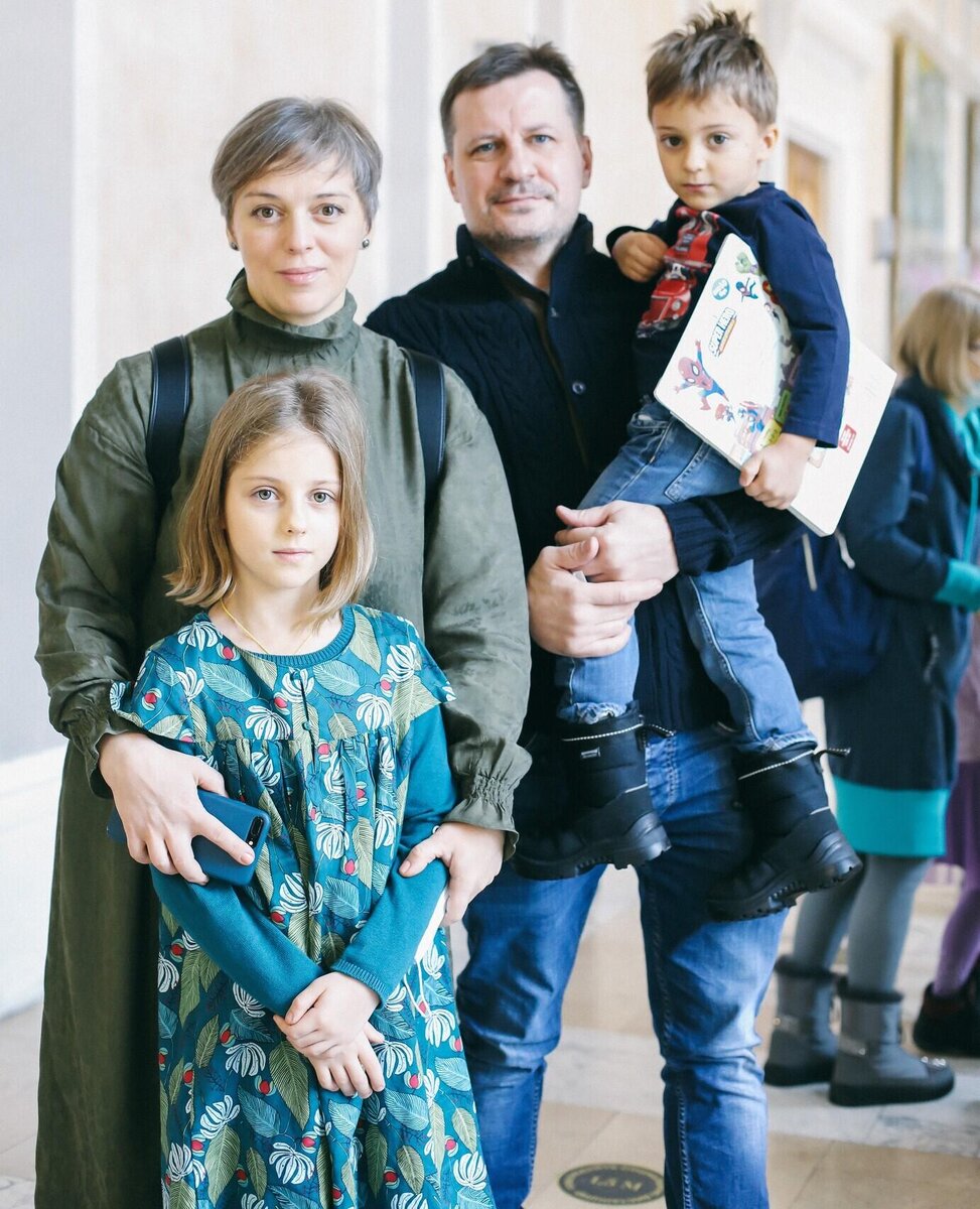 Нелли Уварова с мужем и детьми 