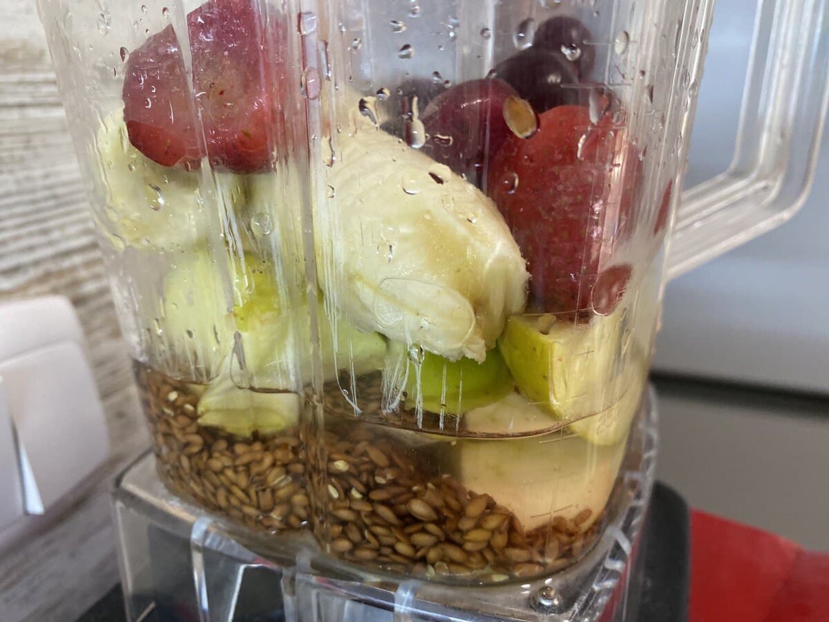 Семена льна, яблоко, банан, клубника замороженная, вишня, вода