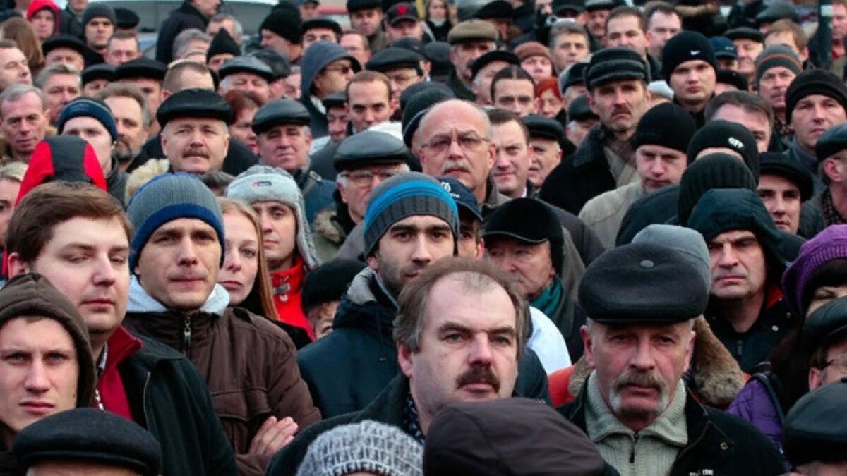 Народ в России подсознательно ждёт, что будет дальше. 
