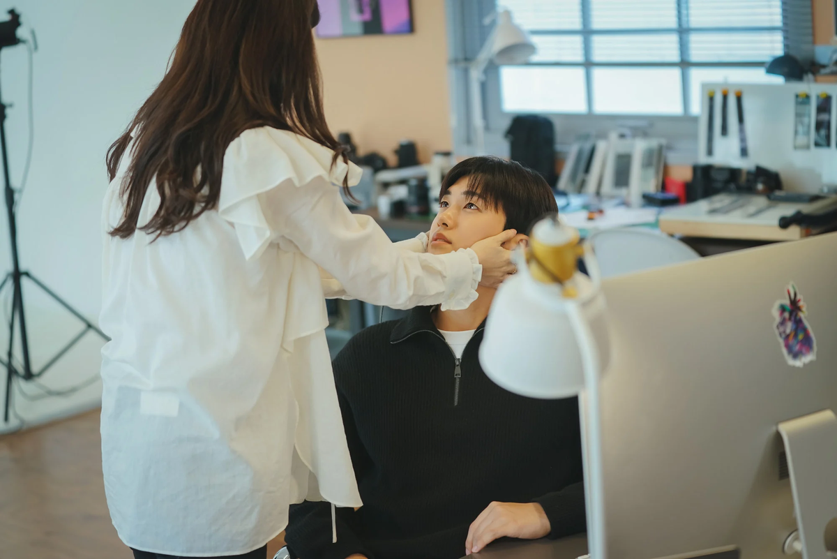 Хан Со Хи (слева) в роли Ынсу и Пак Хён Сик в роли Сону в кадре из саундтрека №1. 