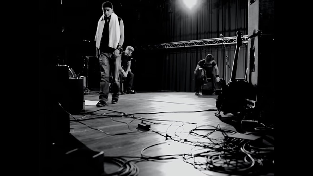 Кадр из клипа группы "Дискотека Авария" - ЗЛО 