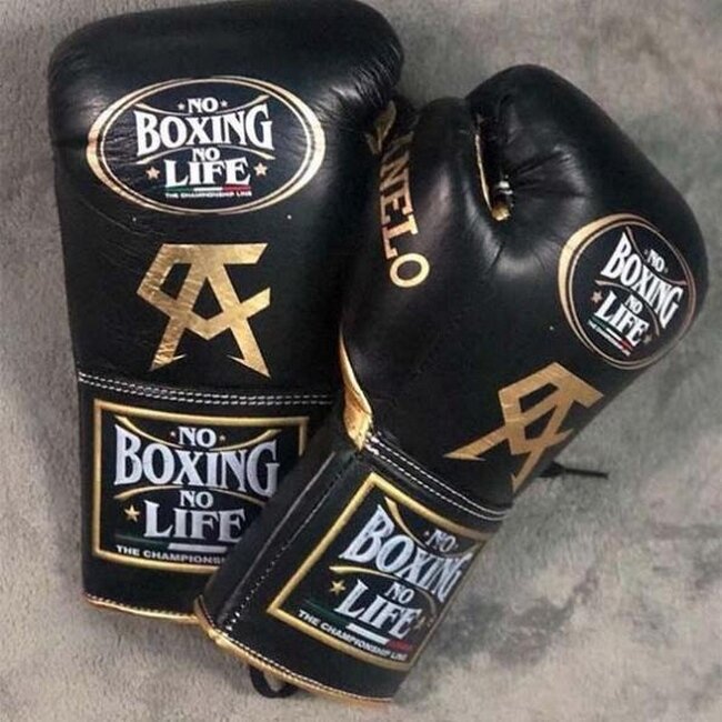 Видите логотип ,,CA,, ( CANELO ALVAREZ)