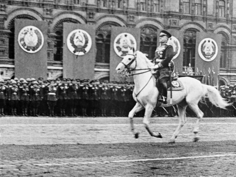 Считается, что Георгий Жуков, принимавший легендарный Парад Победы в 1945 году, сидел верхом на белоснежном коне. Если верить Жукову, белого коня ему посоветовал выбрать Сталин.