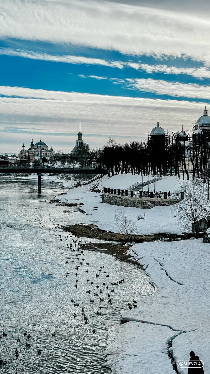 Вид с пешеходного моста в Торжке