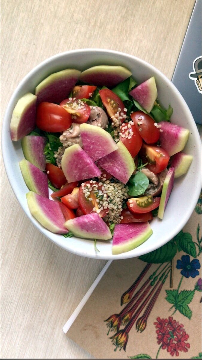 На обед салат с зеленью, которую вырастила на подоконнике