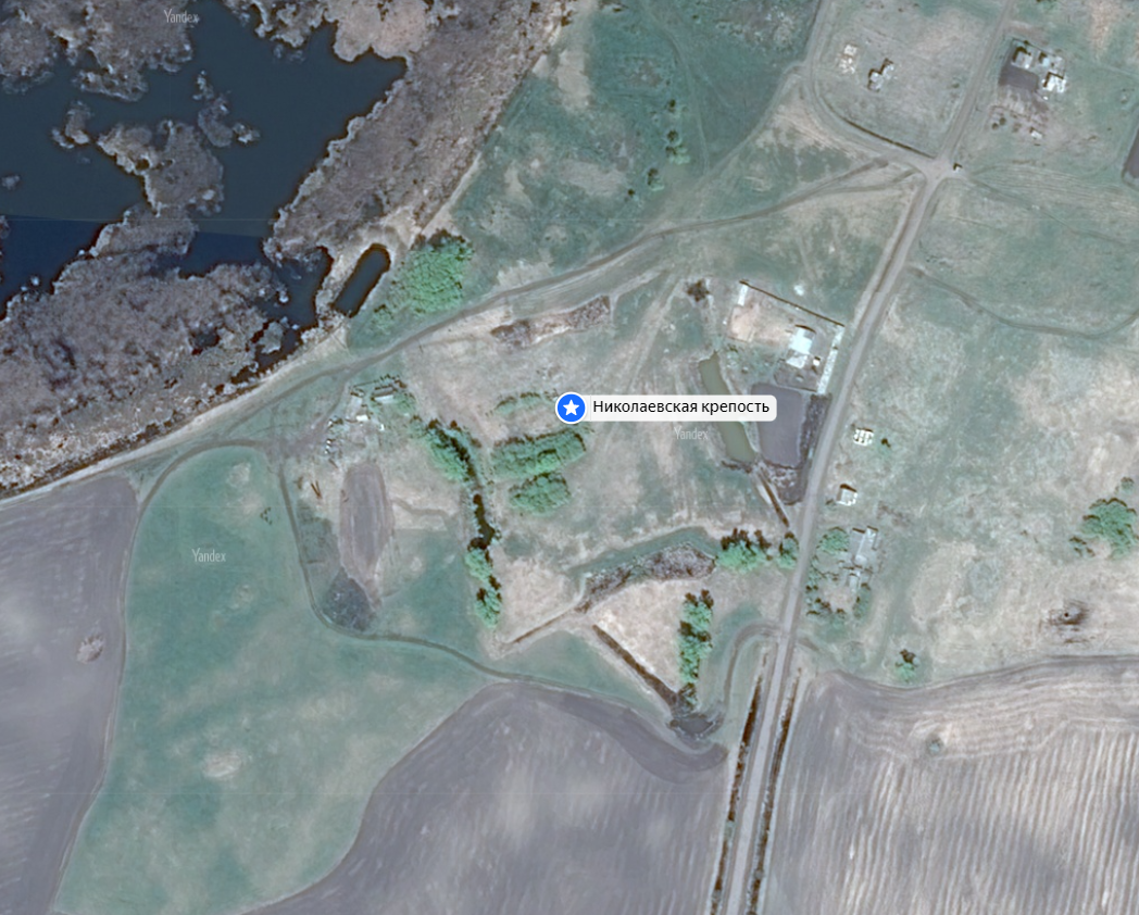 Вторая (Новая) Николаевская крепость Тоболо-Ишимской (Пресногорьковской) линии на карте Яндекса у оз. Николаевское и д. Николаевка. Виден квадрат крепости с редутами по углам и ревелином вниз (примерно на юг).