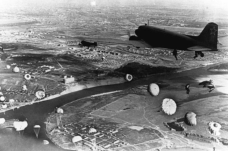 Советский десант с самолета Ли-2, гражданский самолет перепрофилированный для военных целей.