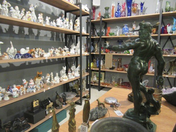 В магазине два зала, наполненных стеллажами с предметами, в основном XX века, есть и более ранние.