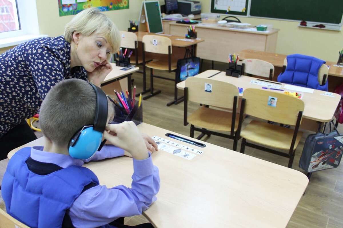 классы для детей с аутизмом. класс для детей с аутизмом. занятие для детей с аутизмом в школе. ресурсный класс в школе. аутист в школе.