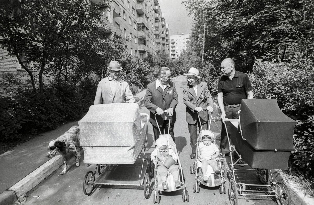 На прогулке с коляской в СССР