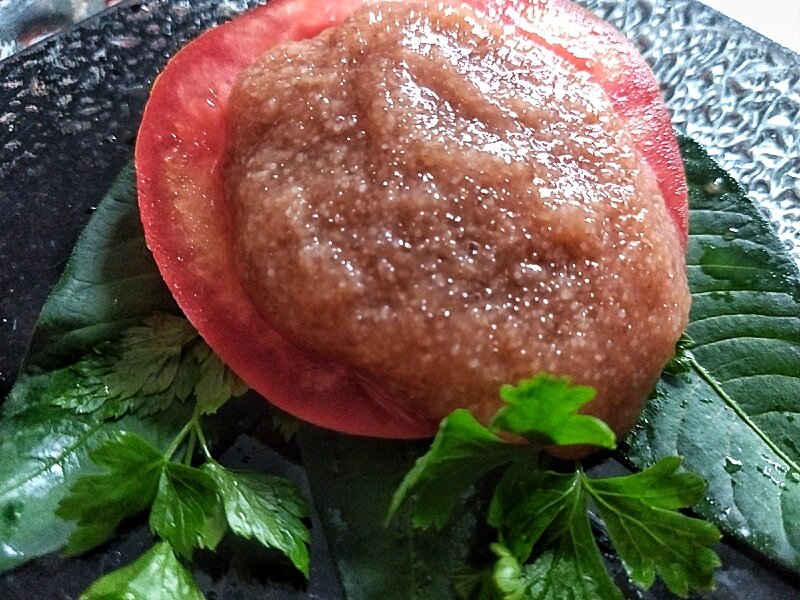 Я предпочитаю такие бутерброды: икра трески или сельди на помидоре. И полезнее, и вкуснее, и меньше калорий, чем с хлебом, и никакого глютена 