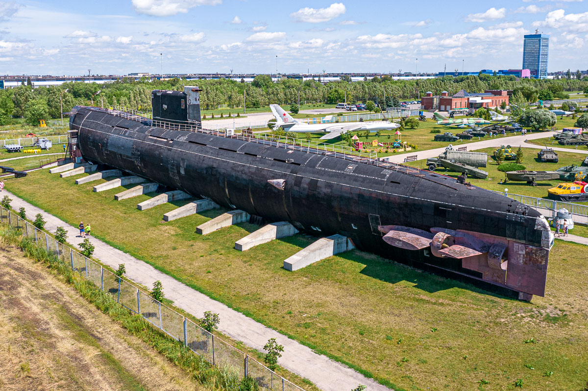 Подводная лодка 641Б «Сом» вытащенная в поле. Невероятное зрелище 😵💪😵‍💫9