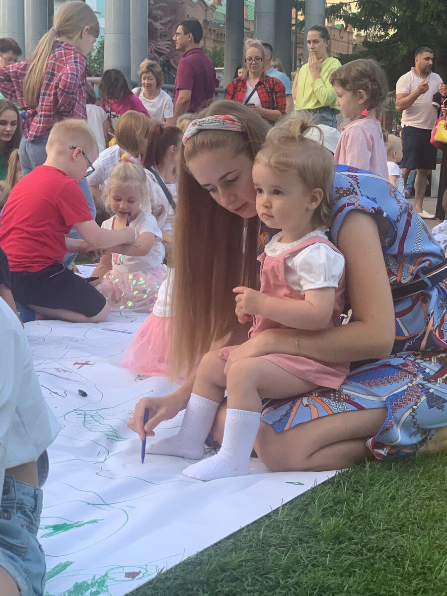 Вот мама показывает, как рисовать, но не отпускает.. чтобы бы не смешался ребёнок со всей атмосферой☺️