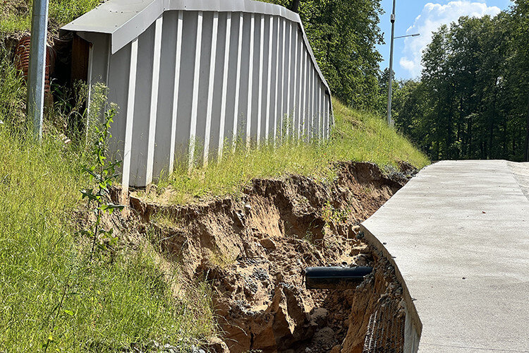 Потоки воды стекли с лесного массива на асфальт, забили песком и щебнем все ливневые каналы и образовали параллельные ручьи. Вода буквально смыла грунт у основания некоторых участков лыжной трассы. Фото: Евгений Жура