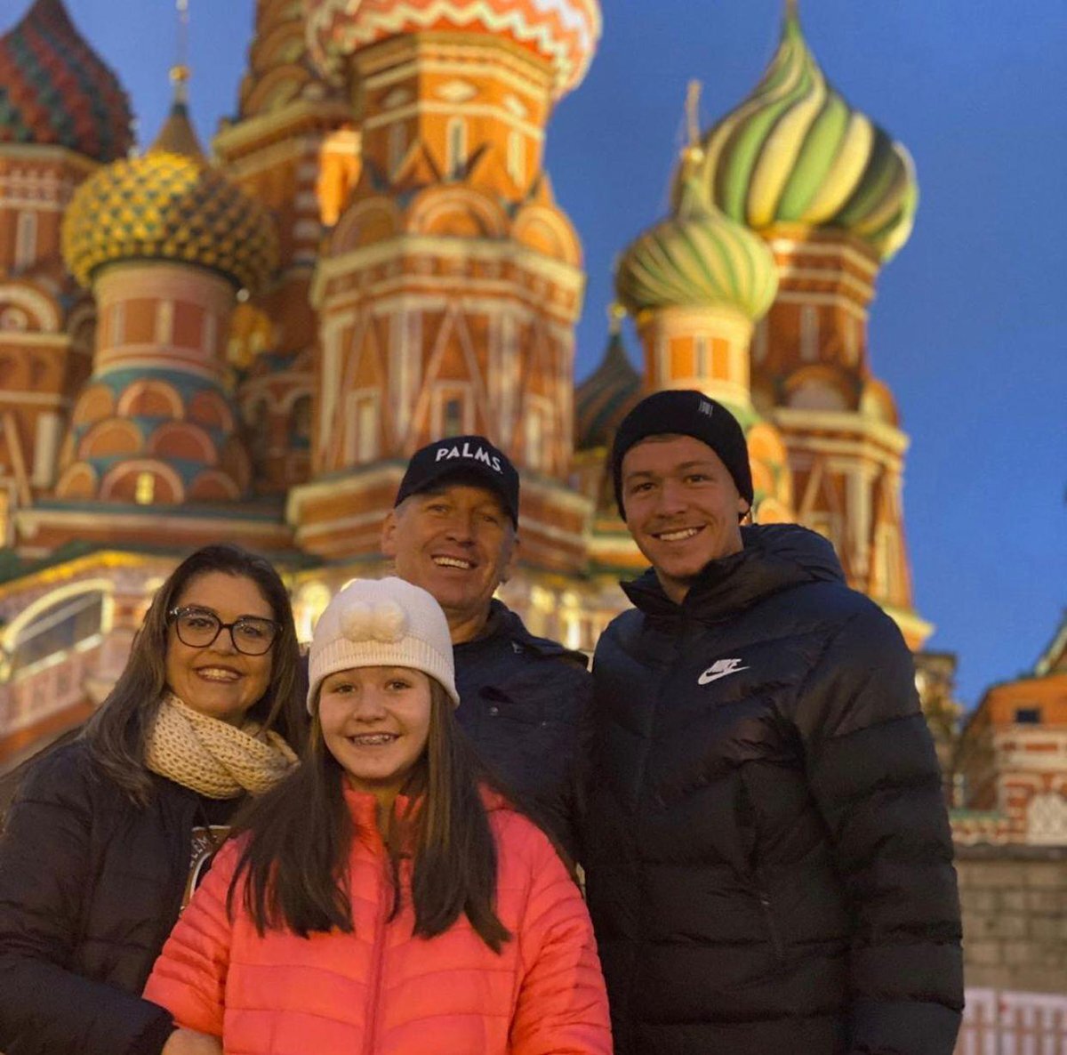 Бруно гуляет с семьей по Красной площади. Источник фото: www.twitter.com
