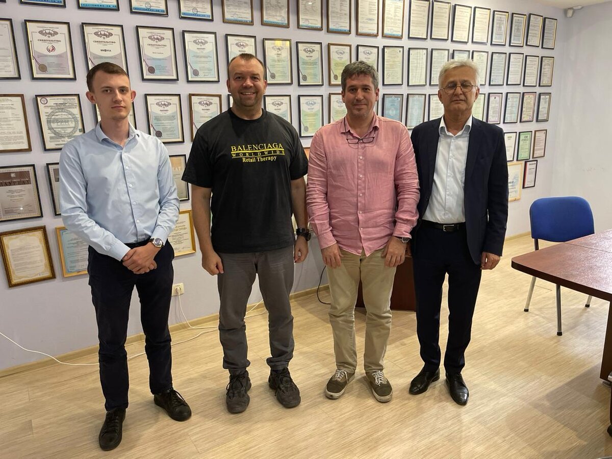 
На мероприятии партнерам из Азербайджана была проведена подробная презентация компании «Броня» и ее продукции. В кульминации встречи, зарубежной делегации была проведена экскурсия по производственным площадям компании, продемонстрирован процесс производства продукции и ее технические характеристики.