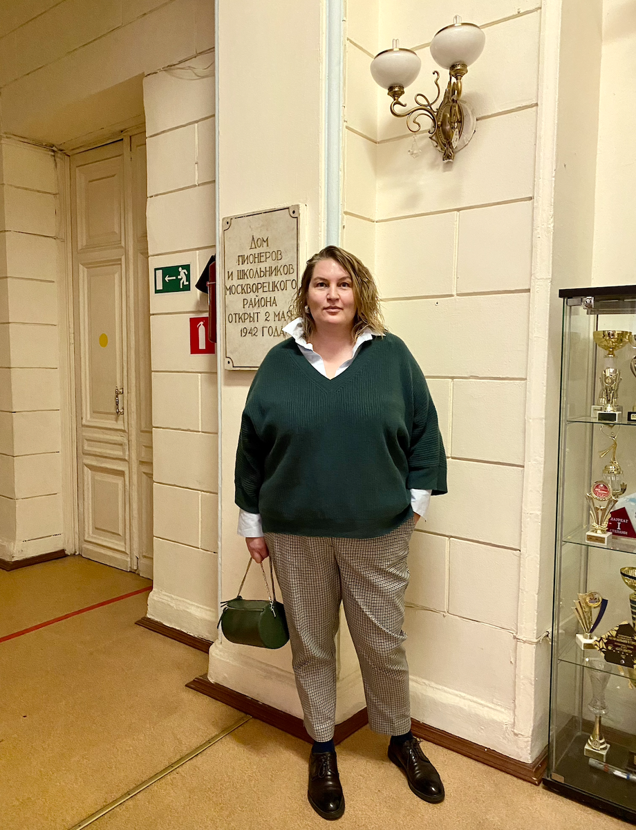 На мне на фото свитер, рубашка и брюки на сумму всего 6 000₽. При этом брюки и рубашка уже отработали себя на 300%. И свитер тоже станет такой же вещью.