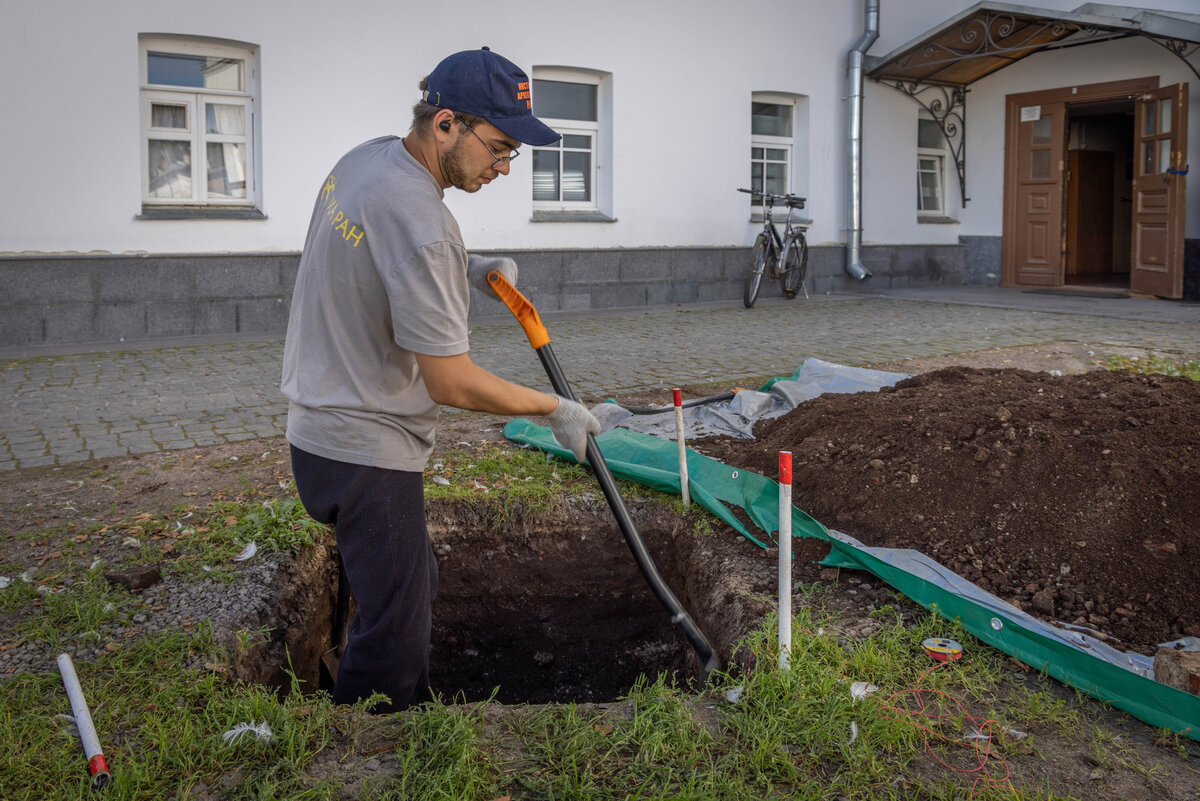 Cпециалисты отдела сохранения археологического наследия Института Археологии РАН закладывают шурф на территории центральной усадьбы Спасо-Преображенского монастыря