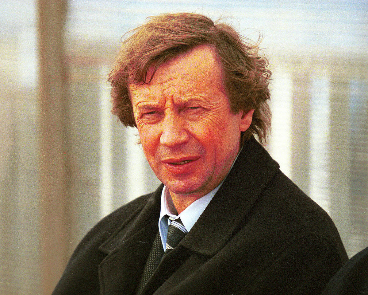     Юрий Палыч Семин станет чемпионом лишь через месяц, но до ноября 2002 года у него было нуль титулов, только несколько Кубков России.