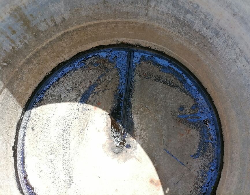 Замазала мастикой швы