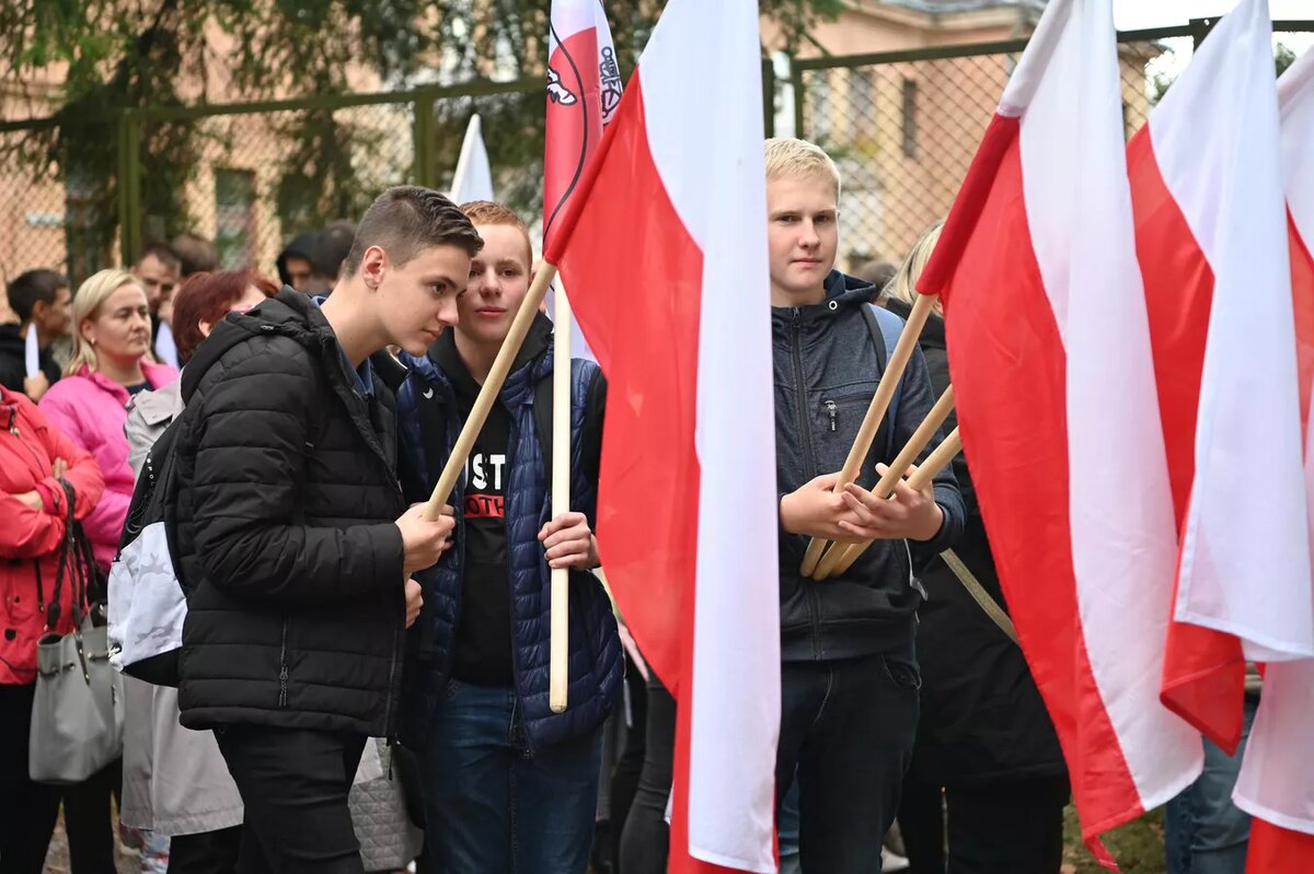 Участники акции выступили против планов реорганизации и вероятного закрытия более десяти польских учебных заведений.