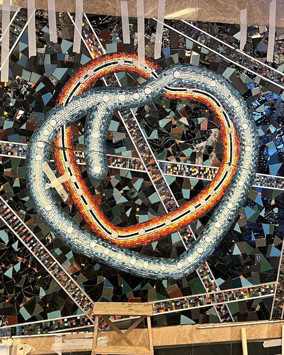 Процесс монтажа мозаики «Два сердца столицы» на 🚇 станции метро ...