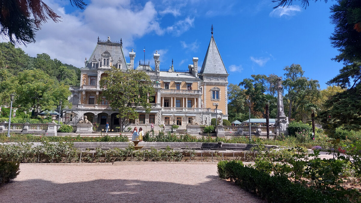 Дворец со стороны пруда