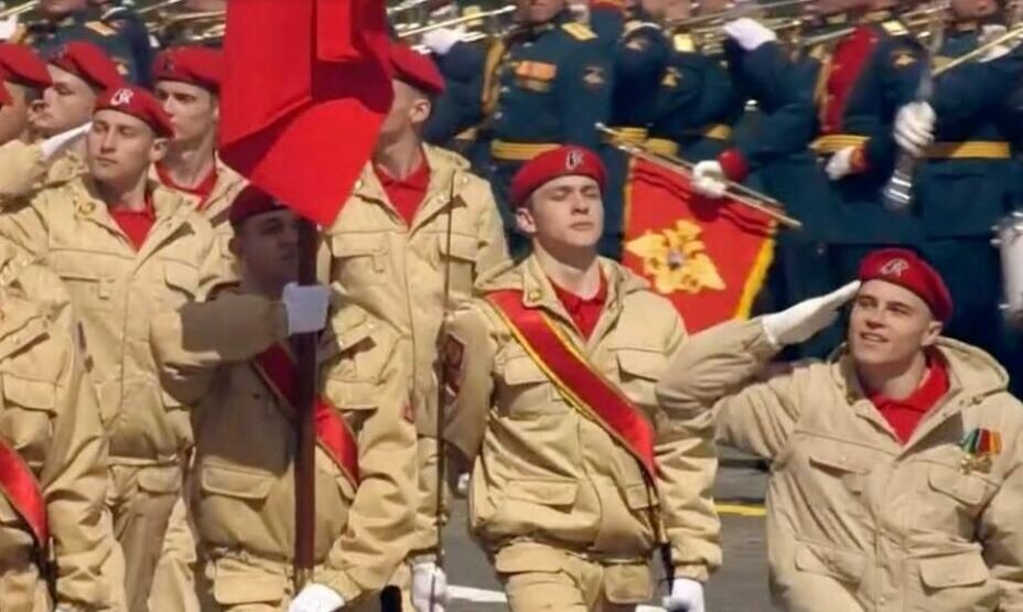    Гимнаст Никита Нагорный принимал участие в параде 9 мая. Фото: Скриншот с трансляции