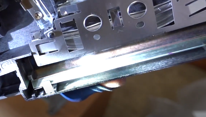 Фото 96. Показаны направления, в которых нужно развести фиксаторы, чтобы снять пластиковую планку